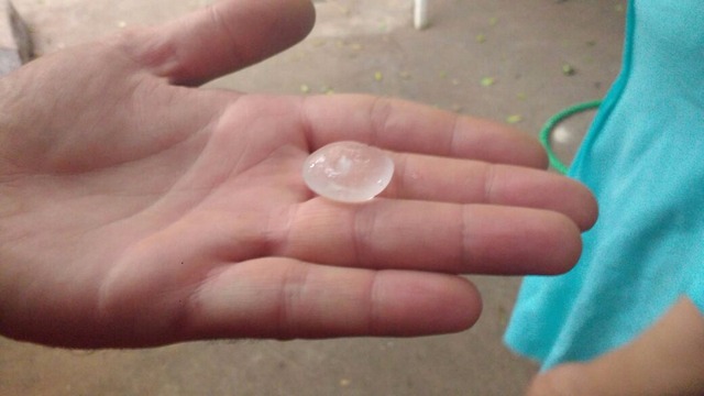 Internauta registra o granizo em sua casa (Márcia Hellen / Cedida)