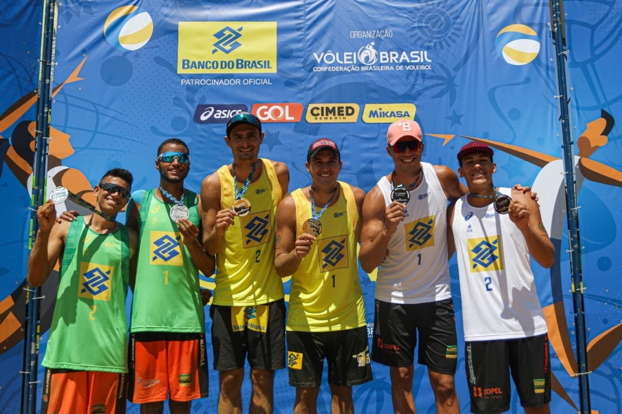Campeões do Super Praia, uma das competições mais importantes do vôlei de praia no Brasil 