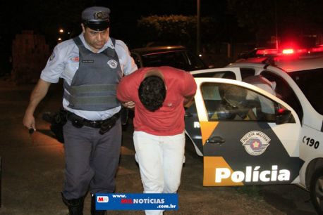 Policial rodoviário Pardim encaminha Wverton, que dirigia o veículo, ao plantão policial de Andradina.  Foto: Manoel Messias/Mil Noticias