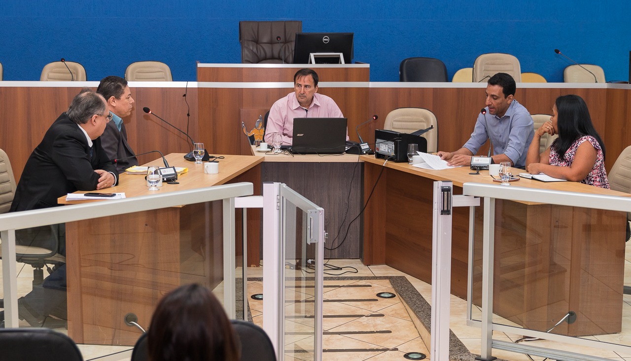 Na segunda oitiva da semana, a Comissão de Investigação, da Câmara, que apura possível irregularidade/ilegalidade, na dispensa de licitação pela Prefeitura de Três Lagoas, para a contratação da Fapec para assessoria em gestão de resíduos sólidos, ouviu o diretor de compras e licitação, Adelvino Freitas, na manhã desta quinta-feira (29).Foto: Câmara Municipal de Três Lagoas.