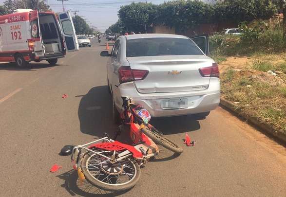 Acidente entre uma bicicleta elétrica e um veículo no bairro Vila Haro. Foto: Eliane Maciel.
