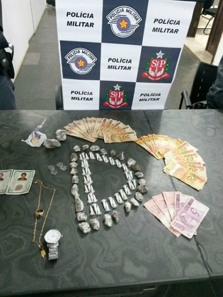 Porções de drogas, dinheiro e joias encontrados com o adolescente, nesta madrugada