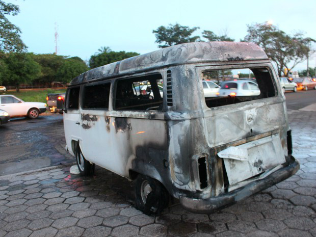 proprietário do carro diz que fogo começou na parte traseira do veículo (Foto: Gabriela Pavão/ G1 MS)