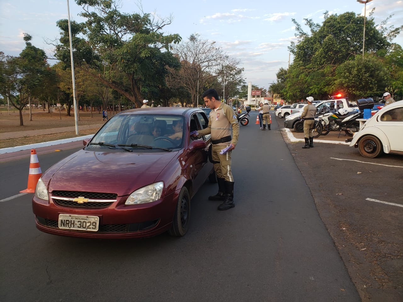 Ao abordarem os motoristas de veículos, motocicletas e pedestres, os agentes fizeram uma panfletagem e a distribuição de souvenir - uma lixeirinha para veículo - todos com o slogan : **