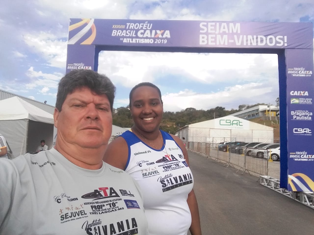 A atleta Monique Anacleto Alvarenga da equipe do Atletismo Feminino da Prefeitura de Três Lagoas/SEMEC/SEMEC ao lado do seu técnico Prof. Reynaldo Abrão Camargo. Foto: Arquivo Pessoal