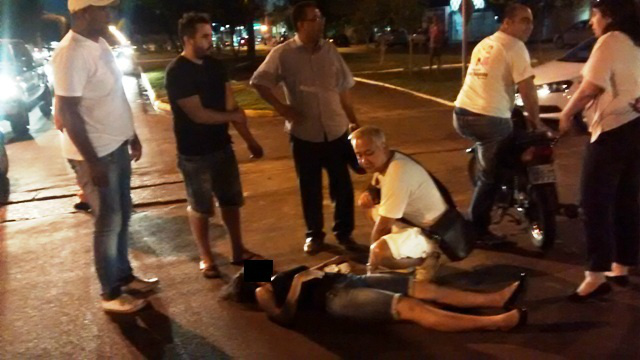 A mulher recebe os primeiros socorros por um Enfermeiro que passava pelo local.Foto:Rádio Caçula