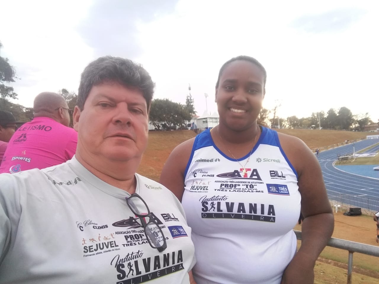 A atleta Monique Anacleto Alvarenga da equipe do Atletismo Feminino da Prefeitura de Três Lagoas/SEMEC/SEMEC ao lado do seu técnico Prof. Reynaldo Abrão Camargo. Foto: Arquivo Pessoal