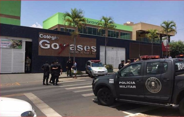 Adolescente tirou da mochila a arma, uma pistola .40, que ele pegou em casa e efetuou os disparos (Reprodução G1)