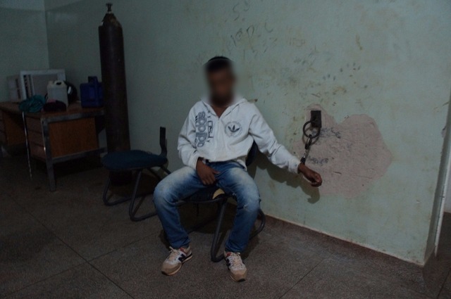 o rapaz foi preso em flagrante por roubo e encaminhado para a Polícia Civil (Foto: Fábio Campos / Rádio Caçula)