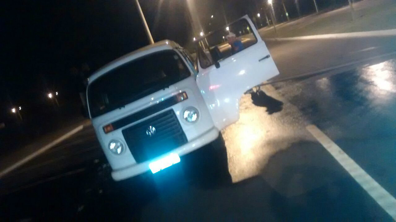 A Kombi pegou fogo em movimento. Foto: Divulgação Bombeiros