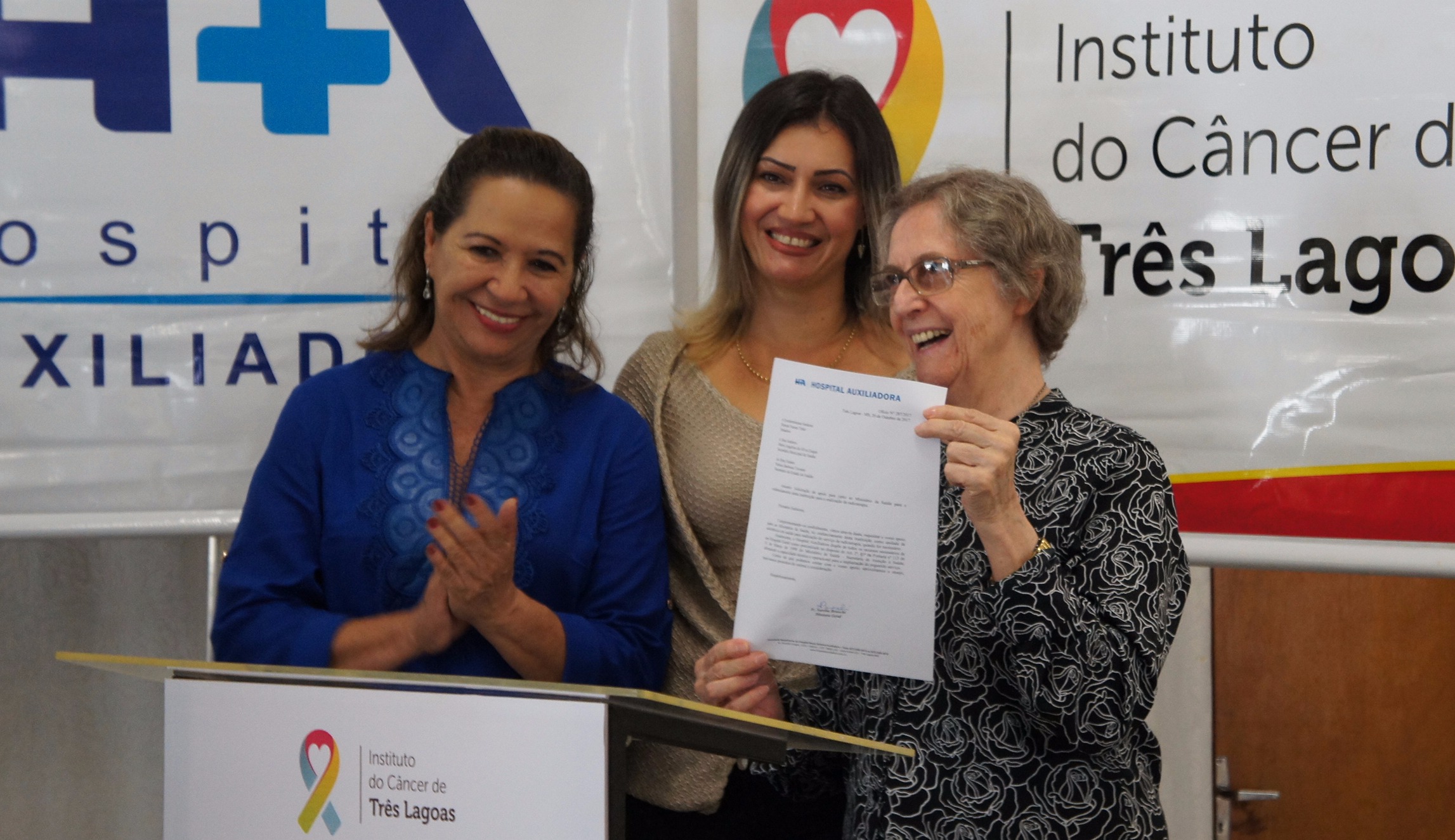 Angelina Zuque, Cristina Regina Pagani, Irmã Aurélia, assinaram uma solicitação de apoio ao credenciamento do Hospital Auxiliadora junto ao Ministério da Saúde para a realização da radioterapia.
