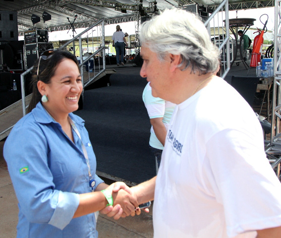 Durante o evewnto o Senador Delcidio do Amaral cumprimentou trabalhadores da UFN3
