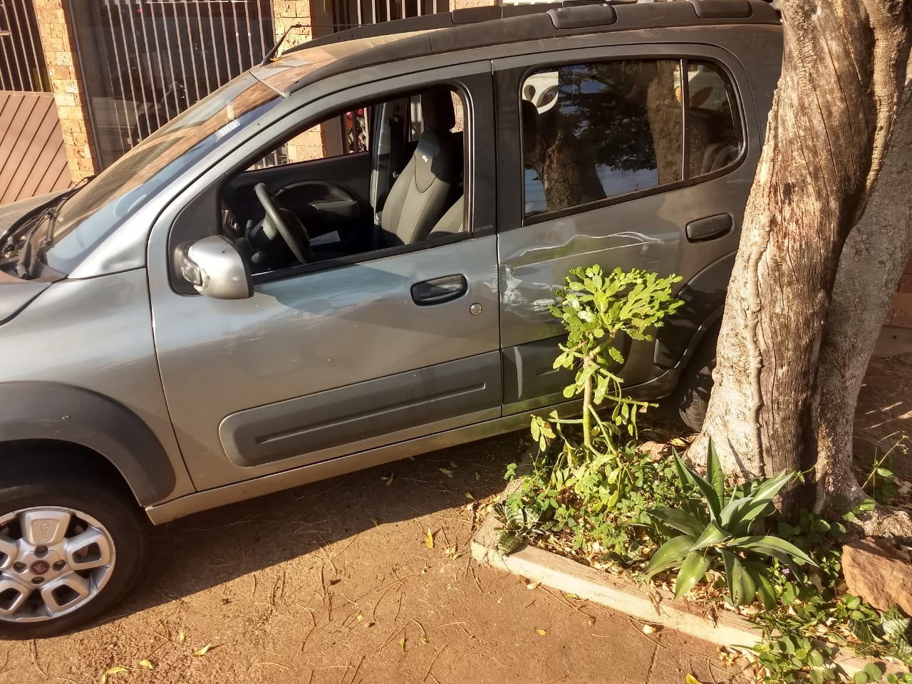 O Fiat Uno envolvido no capotamento da caminhonete. Foto: 5º GBM