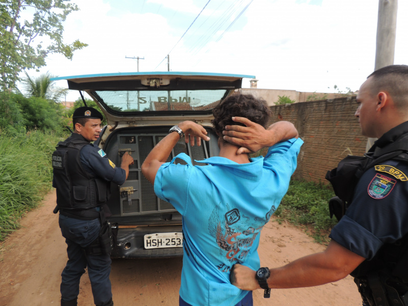 Acusado de posse de drogas foi detido e encaminhado a delegacia.Foto: Rádio caçula
