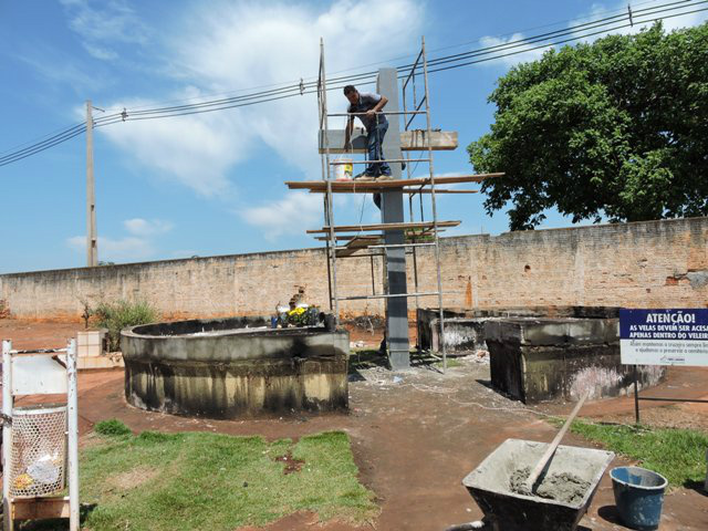 Trabalhador faz a aplicação de mármore na cruz ao centro do monumento. Foto: Rádio Caçula
