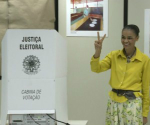 Ela entrou às 10h37 na sala e levou pouco mais de um minuto para votar (Foto: Reprodução/Globo News)