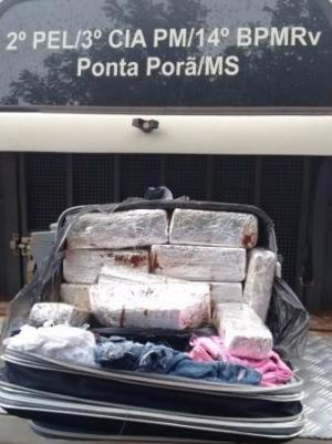 Garota confessou que levaria droga para o Mato Grosso (Foto: Divulgação/Polícia Militar Rodoviária)