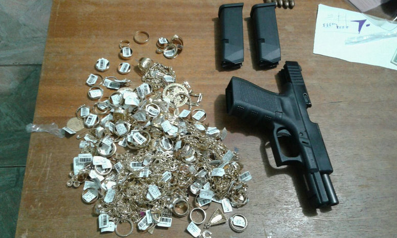 Assaltante estava com joias, arma, carregador e munições - Foto: Divulgação PRF