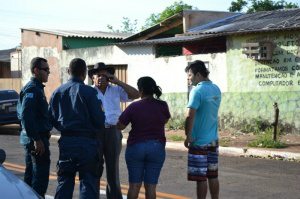 Candidato chegou a ser abordado por policiais, mas negou entrega de santinho e foi embora (Foto: Alan Diógenes)