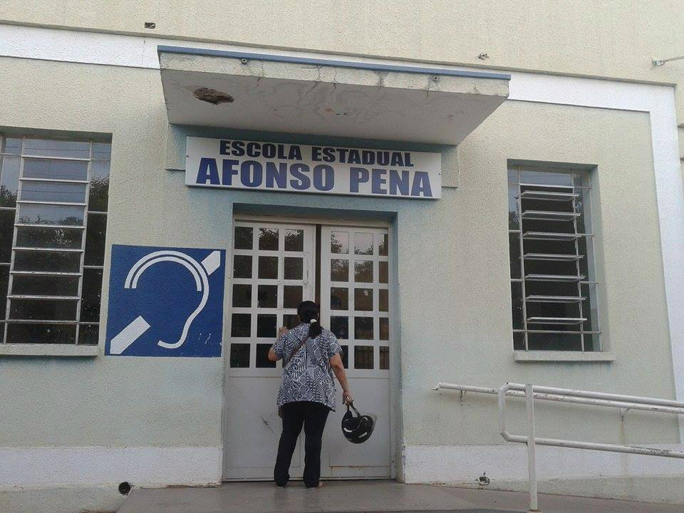 Eleitora bateu com a cara na porta ao deixar para votar no último minuto em Três Lagoas. Foto: Rádio Caçula