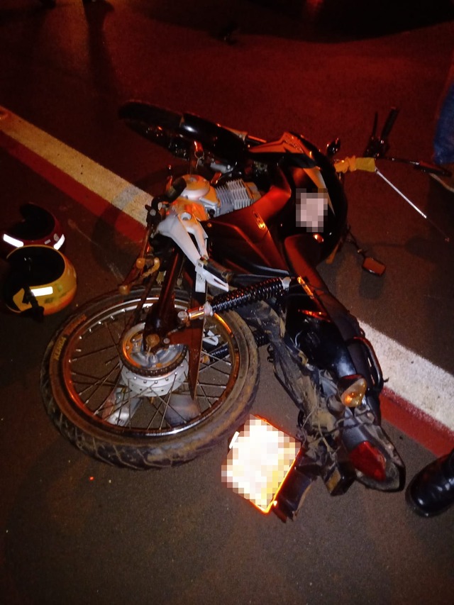 Com o impacto, a motocicleta ficou danificada. Foto: Polícia Militar