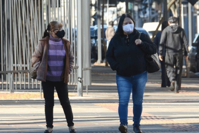 Campo-grandenses encaram frio logo cedo no Centro - Bruno Henrique/Correio do Estado