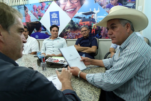Reunião para discussão e apresentação de memorando com os atrativos turísticos que, na visão dos membros do COMTUR, podem ser trabalhados na Cidade. Foto: Divulgação.