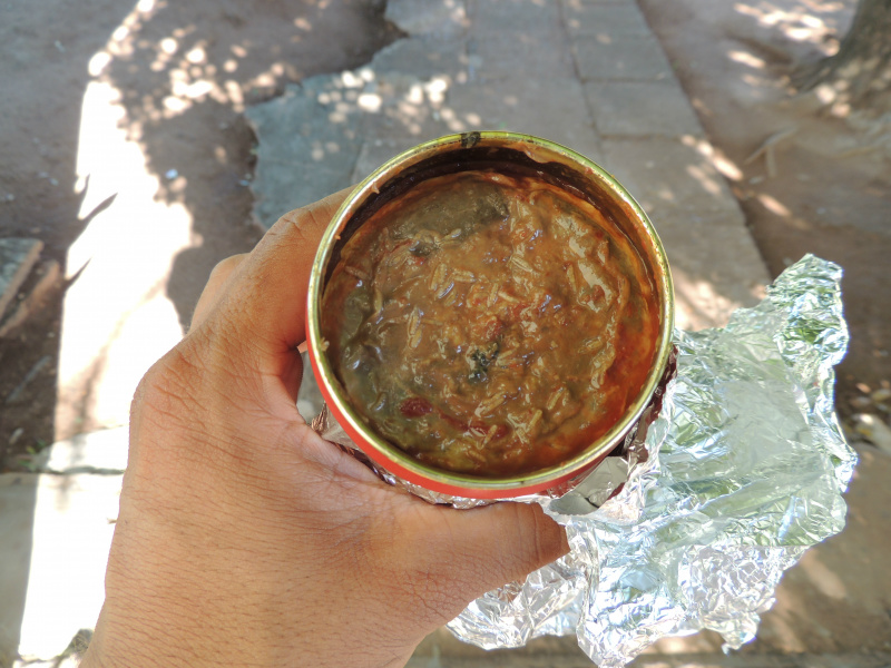 No conteúdo da lata, larvas (bigato)Foto: Rádio Caçula