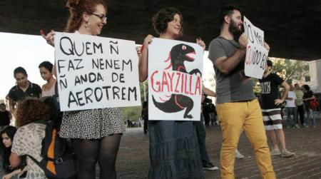 Com faixas e cartazes, participantes fizeram discursos e se beijaram durante a manifestação