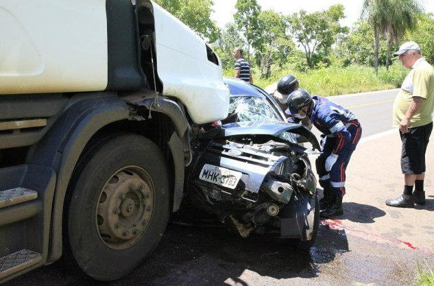 Foto: PC de Souza / Edição de NotíciasVeículo foi arrastado por cerca de 50 metros com o impacto.