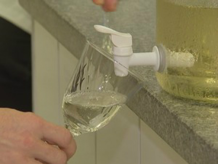 Vinho é feito de mandioca. (Foto: Reprodução/TV TEM)