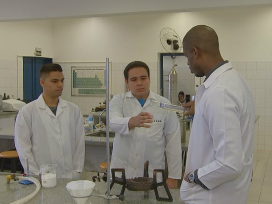 Alunos e professores trabalham no experimento (Foto: Reprodução/TV TEM)