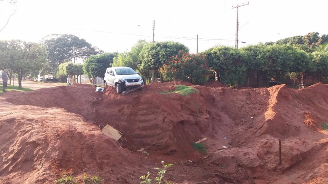 Apesar do susto, o motorista não sofreu nenhum ferimento. (Foto: Flávio Veras / Rádio Caçula)