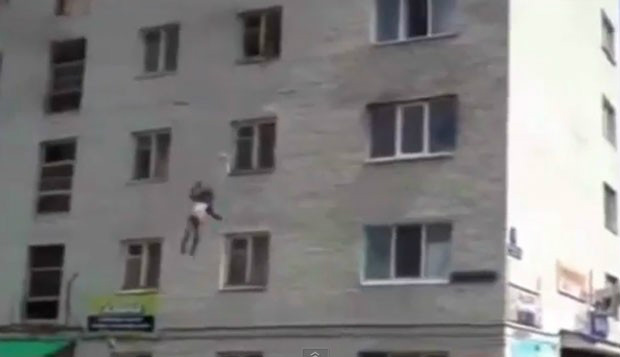 Foto: Reprodução/YouTube/LiveFocus WestMulher jogou filhos pela janela do quarto andar de um prédio para salvá-los de incêndio na Rússia