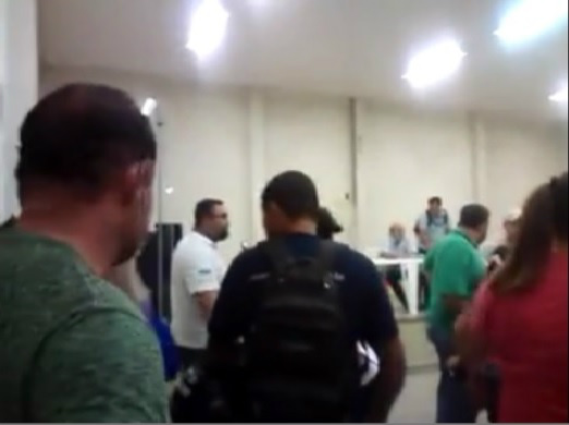 Momento de tensão e ânimos exaltados no encerramento da Assembléia dos Servidores Públicos Municipais.