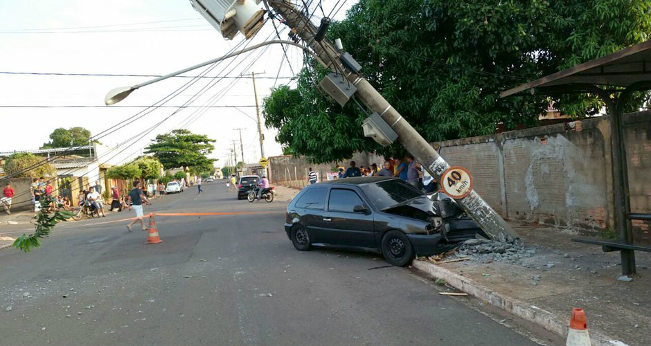 Motorista perdeu controle após barra de direção quebrar (Foto: Você Repórter)