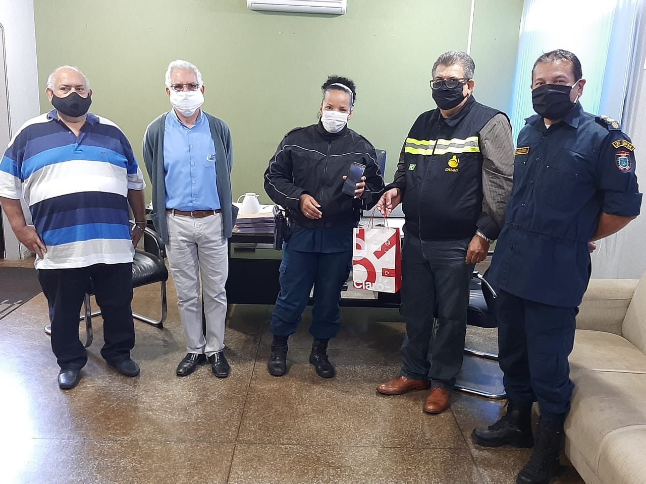 Programa Mulher Segura recebe smartphone do IDSEAMS de Três Lagoas. Foto: Arquivo pessoal