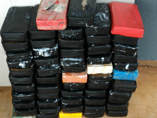 Tabletes de cocaína apreendidos em BMW pela PRF (Foto: PRF/ Divulgação)