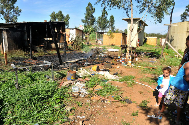 A casa de madeira pegou fogo no Bairro Mário Covas (Foto: Valdenir Rezende/Correio do Estado)