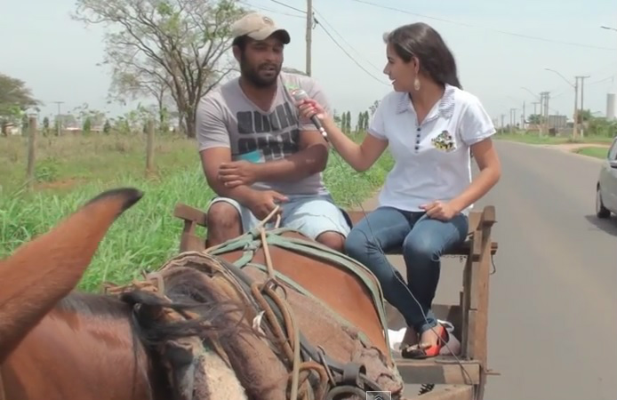 Repórter encontra um eleitor que até hoje utiliza a carroça como meio de transporte.Foto: Rádio Caçula