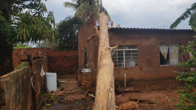 A vítima teve ferimentos nas mãos e foi retirada do local pela equipe dos Bombeiros – Fotos: Fábio Campos / Rádio Caçula