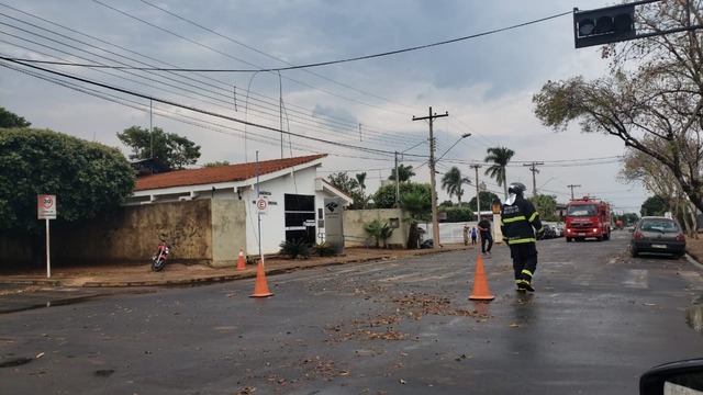 Em cruzamento da rua Manoel de Oliveira Gomes com a rua Manoel Pedro de Campos, fios de alta tensão se romperam e os bombeiros tiveram que fazer isolamento da via para a retirada - Fotos: Fábio Campos / Rádio Caçula