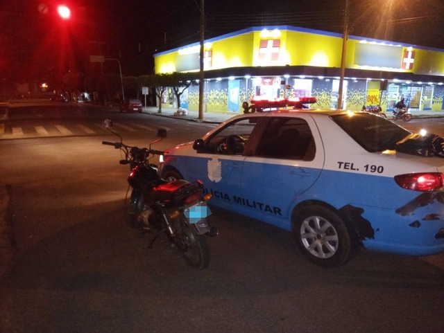 Motociclista é flagrado falando ao celular e com documentação vencida. Foto: Polícia Militar