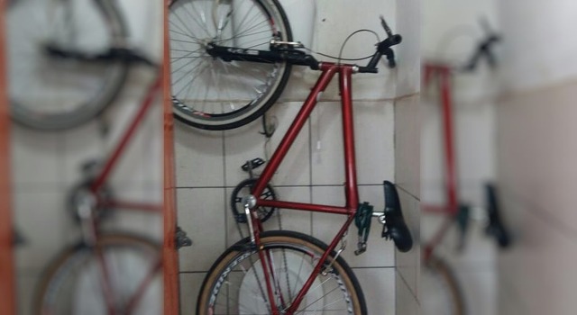 Bicicleta encontrada escondida no banheiro de um bar no bairro JK. Foto: Rádio Caçula.