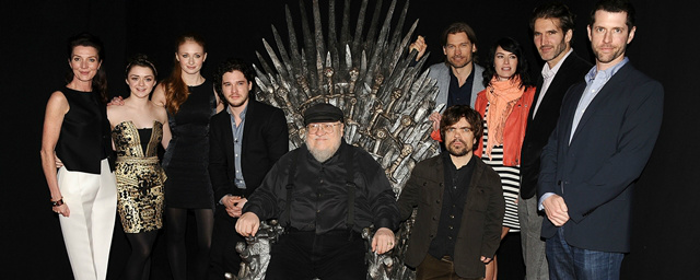 Elenco e equipe de Game of Thrones com George R.R Martin (Foto: Divulgação)