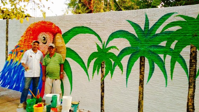 Hariym Teixeira, artista plástico três-lagoense embelezando um muro antes sem vida com ilustrações sobre a fauna e flora de Três Lagoas. Foto: Arquivo pessoal/Facebook.