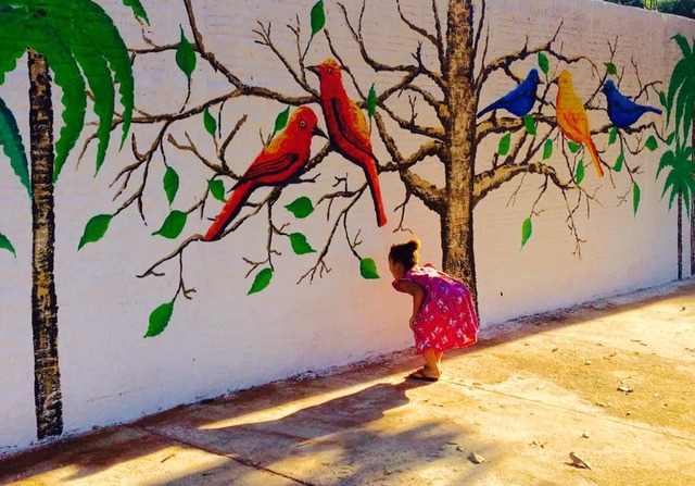 O encanto de uma criança ao se deparar com a obra de arte. Foto: Arquivo pessoal/Facebook.