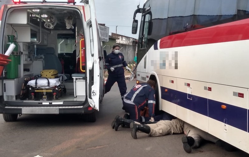 Bombeiros tiveram que retirar a vítima debaixo do ônibus