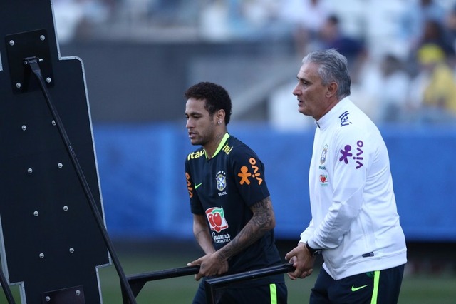 Tite e Neymar, em treino da Seleção: para técnico, jogador, como Cavani, entendeu o jogo coletivo (Foto: Lucas Figueiredo/CBF)