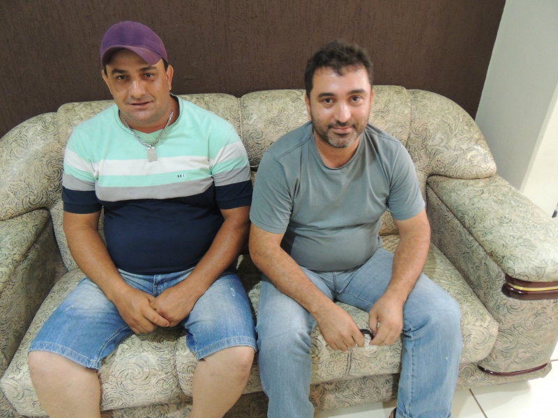 Wilson Pereira distribui os presentes como o Papai Noel, e Aguinaldo Paixão busca parceiros para a campanha.Foto: Rádio Caçula